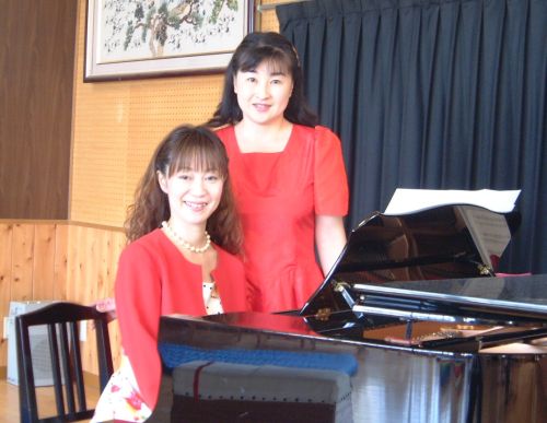 Yukie&Piano.jpg